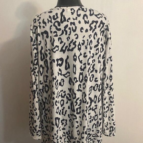 Maysoar Black/White V-neck Leopard print tunic, size XXL - Picture 2 of 4
